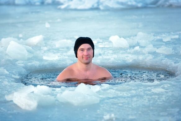 nadar em um buraco no gelo como um método de prevenção da prostatite